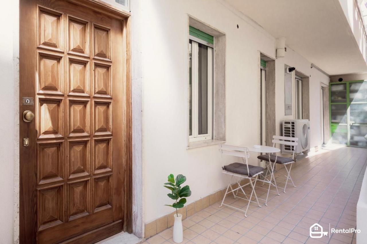 Ariston A 200m-luxury Con A/c & Wi-fi Apartment